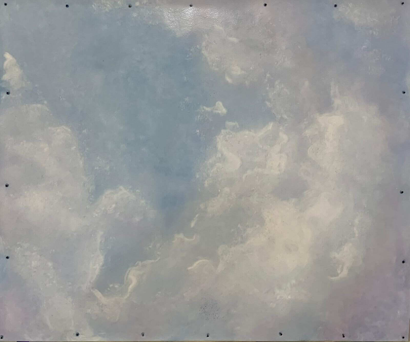 Ciel peint à la main : nuées blanches sur fond bleu pâle, pour un plafond.