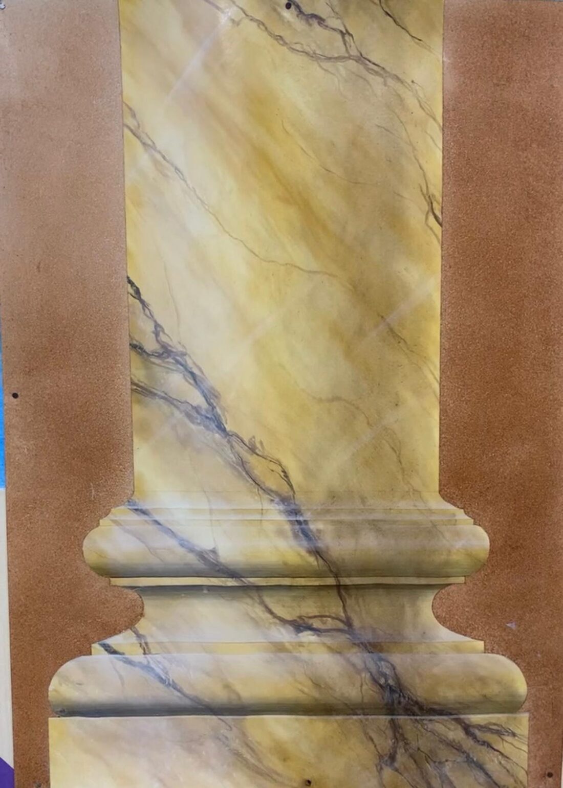 Faux marbre peint : pilastre en marbre jaune de Sienne veine de gris.