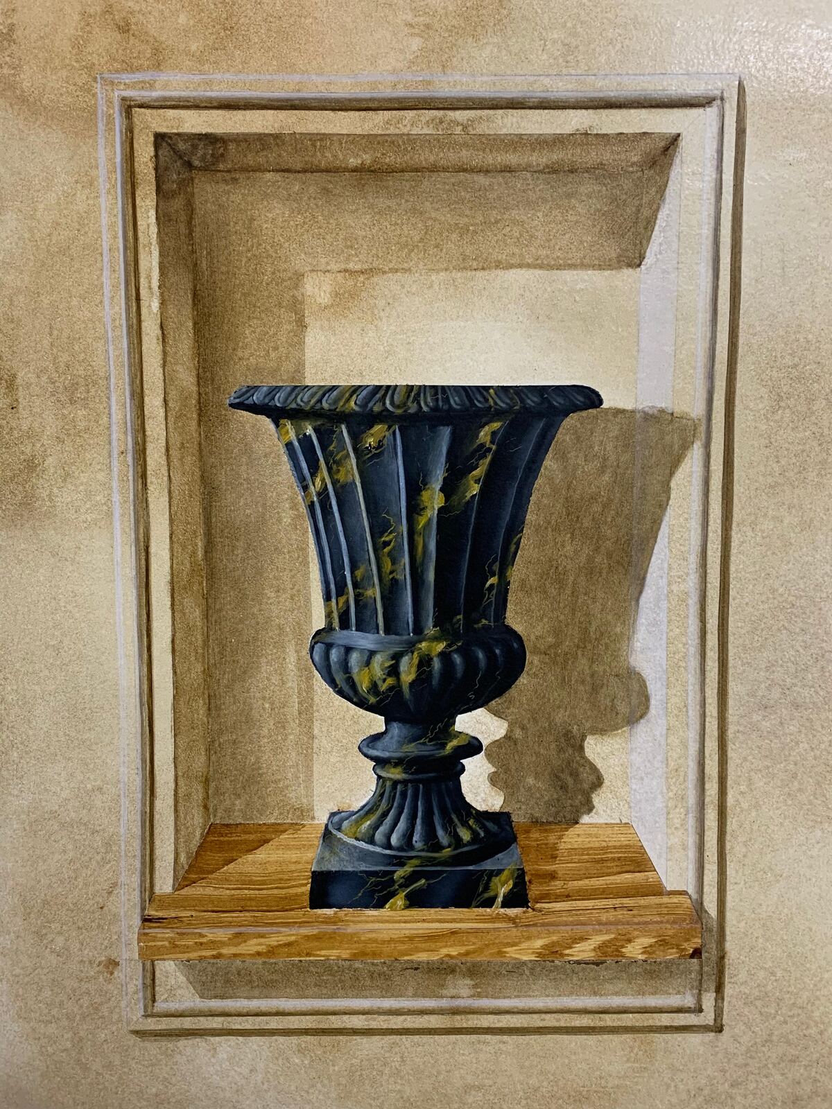 Trompe-l’œil peint : vase de pierre posé dans une niche à tablette de bois.