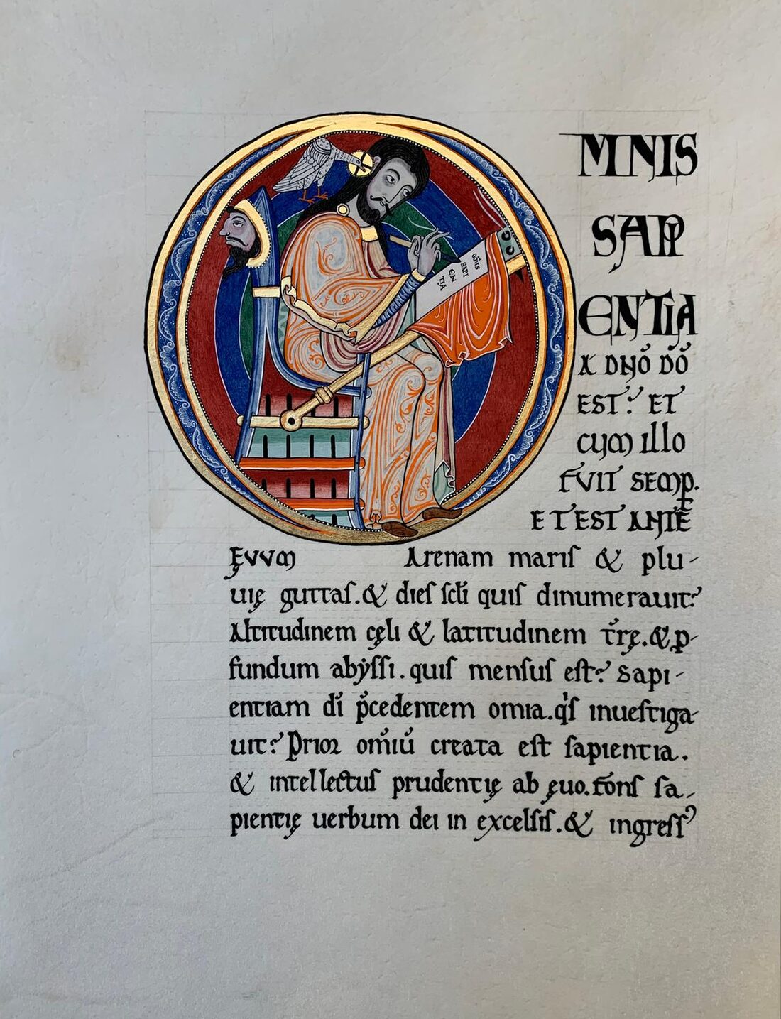 Page romane sur parchemin, médaillon doré et texte calligraphié.